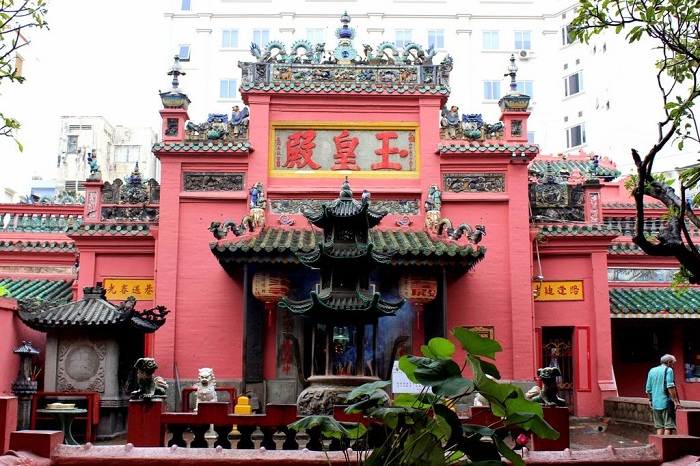 visit pagoda of ho chi minh city jade emperor pagoda